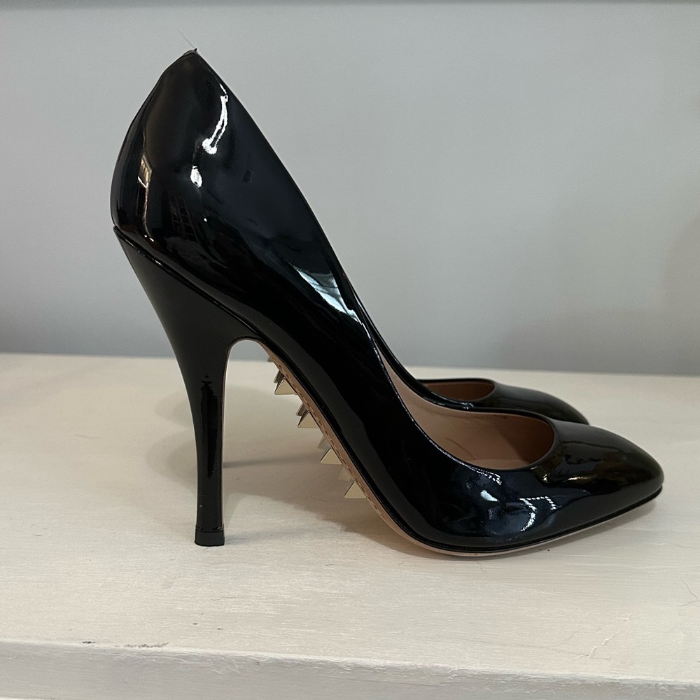 Valentino patent leather pumps heels NEVER WORN size 40